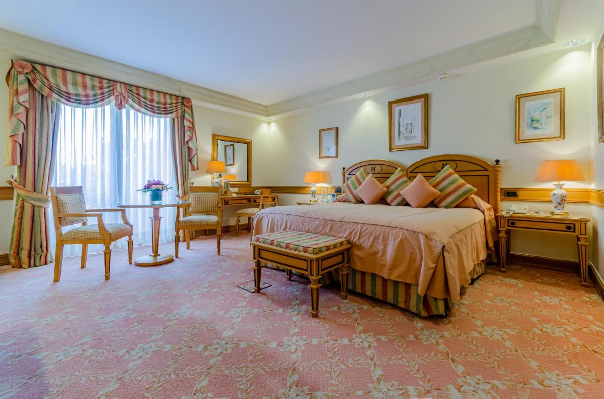 Uma cama ou camas num quarto em Olissippo Lapa Palace – The Leading Hotels of the World