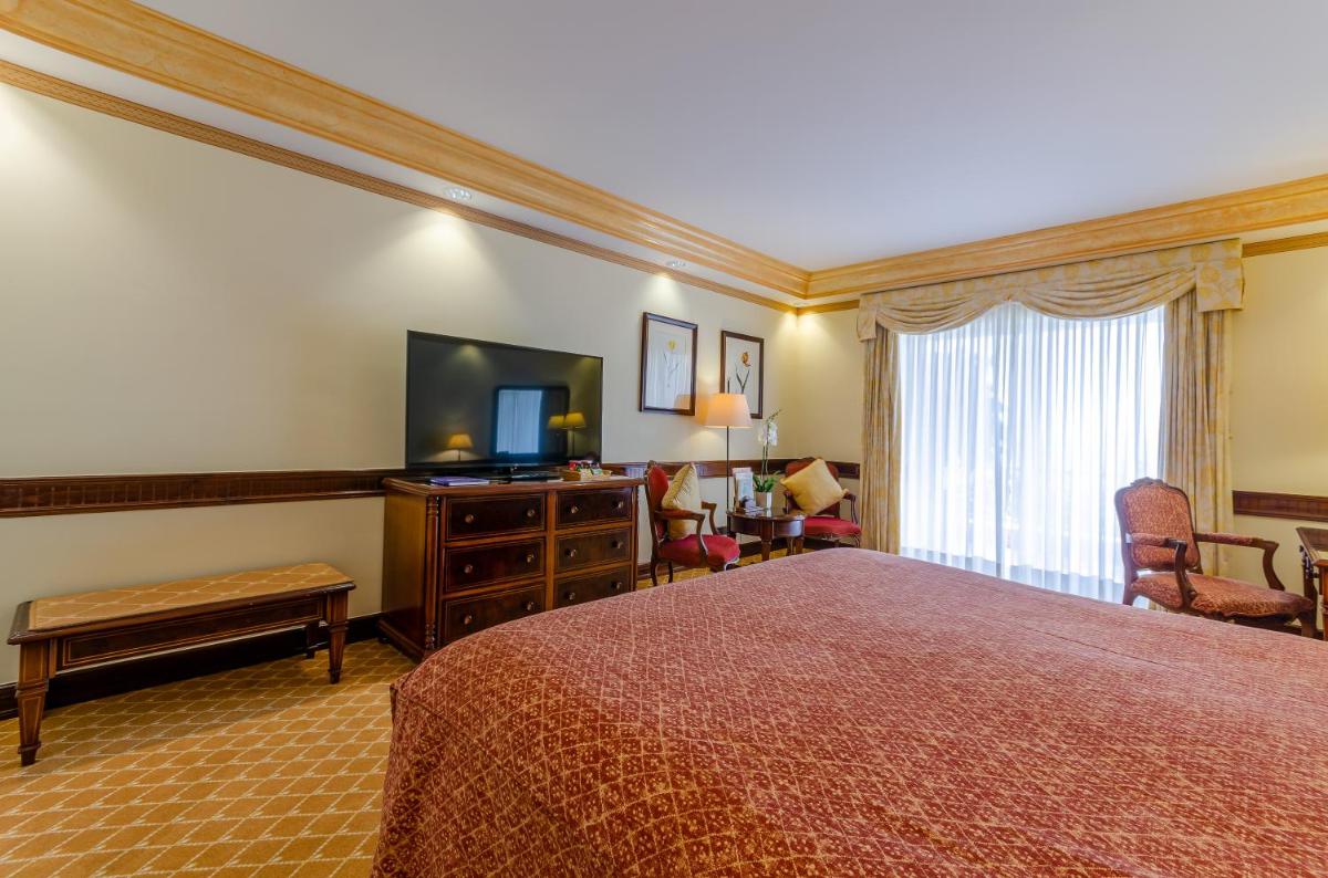Uma televisão e/ou sistema de entretenimento em Olissippo Lapa Palace – The Leading Hotels of the World