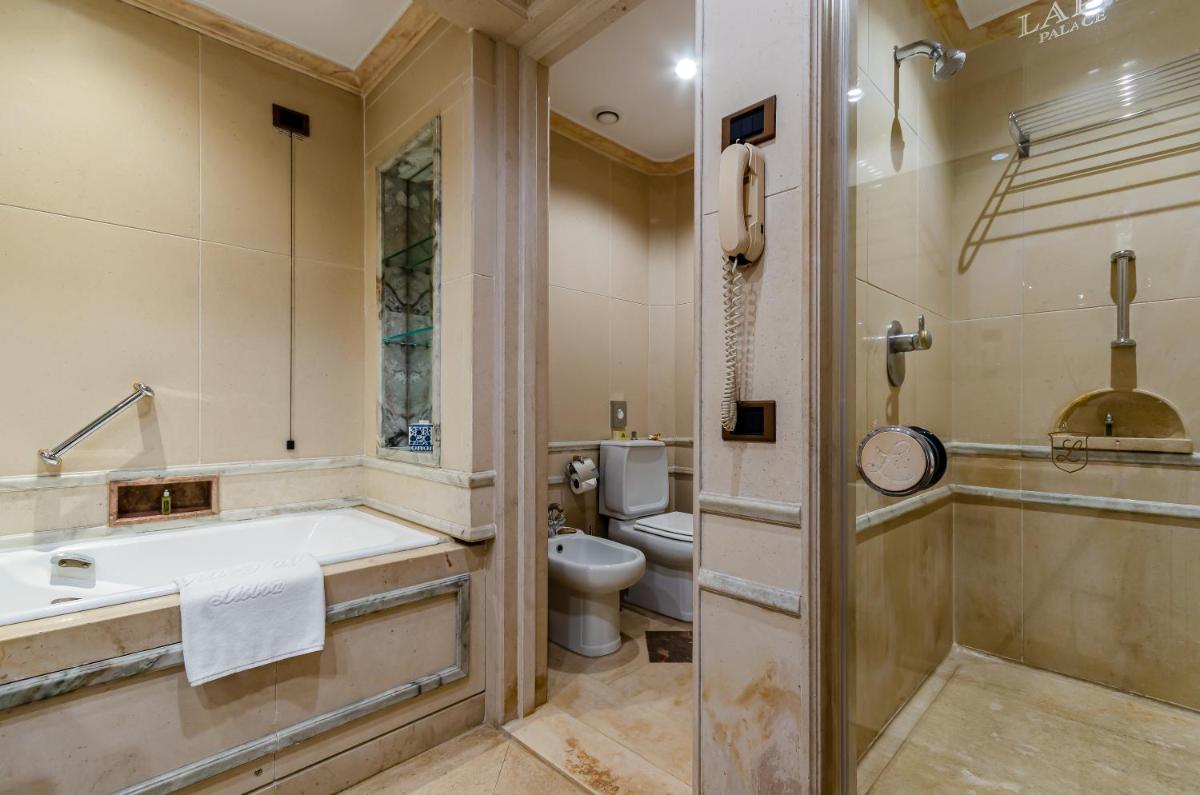 Uma casa de banho em Olissippo Lapa Palace – The Leading Hotels of the World