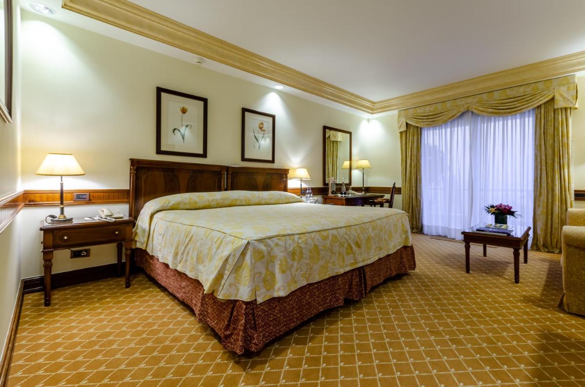 Uma cama ou camas num quarto em Olissippo Lapa Palace – The Leading Hotels of the World