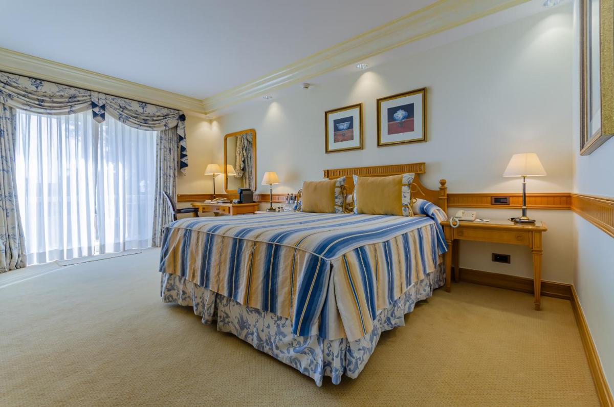 Uma cama ou camas num quarto em Olissippo Lapa Palace – The Leading Hotels of the World