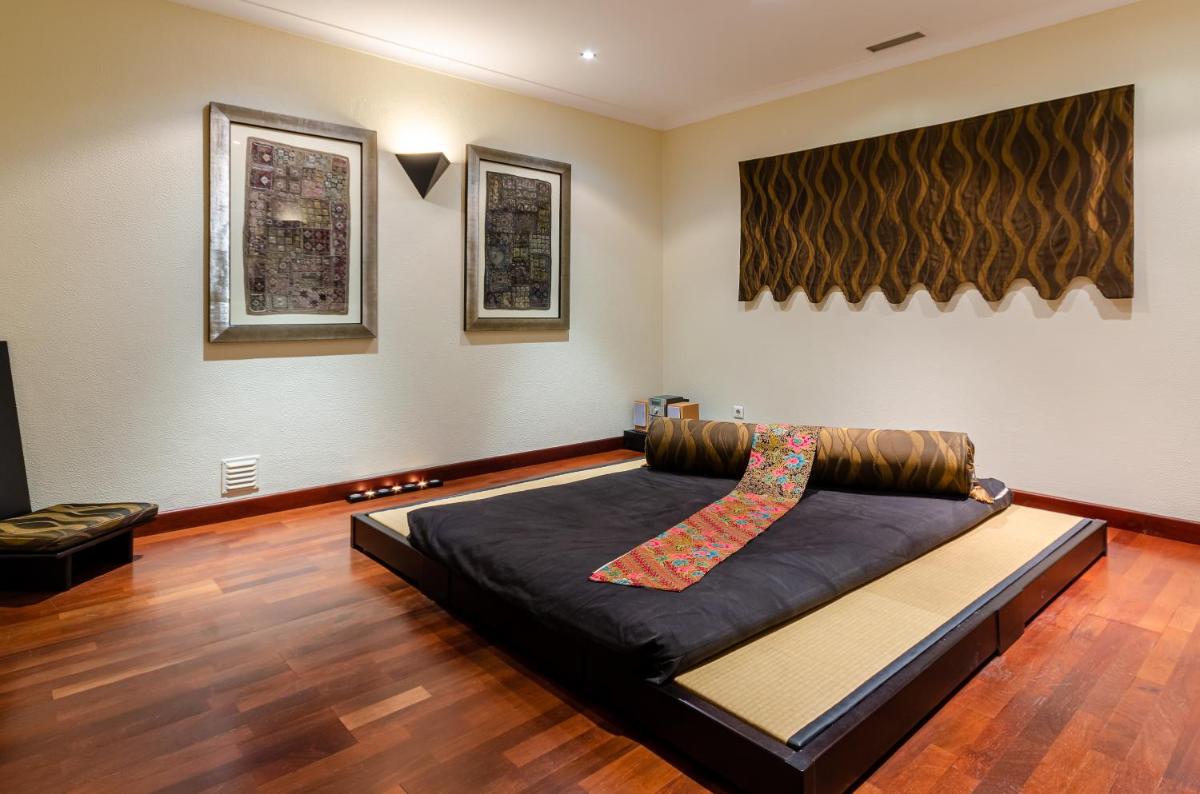 Uma cama ou camas num quarto em Olissippo Lapa Palace – The Leading Hotels of the World