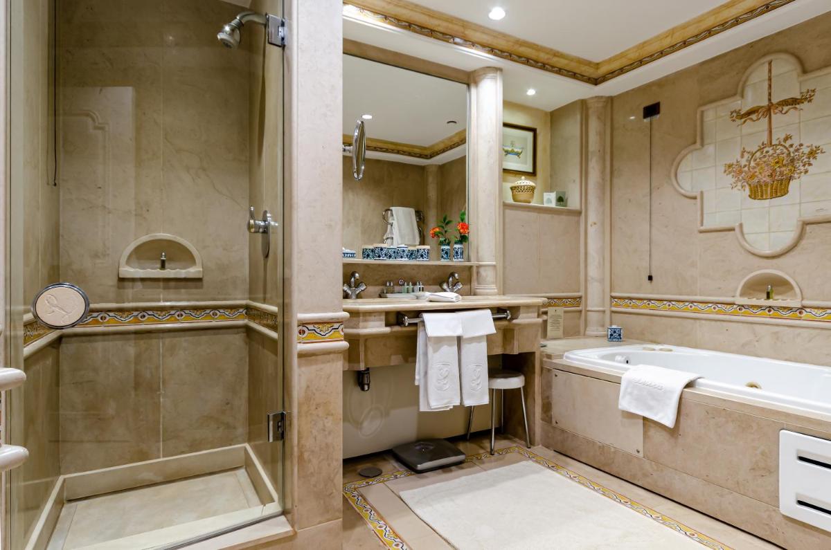 Uma casa de banho em Olissippo Lapa Palace – The Leading Hotels of the World