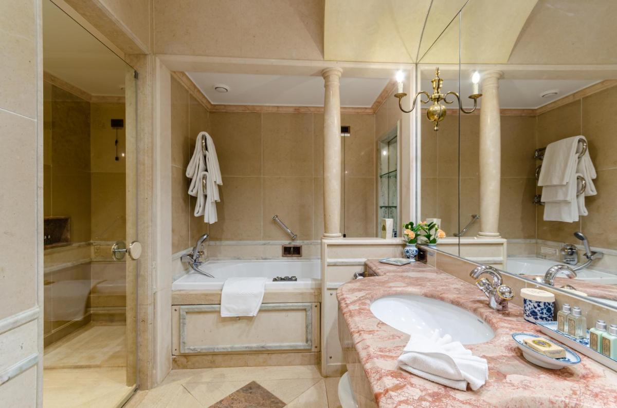 Uma casa de banho em Olissippo Lapa Palace – The Leading Hotels of the World