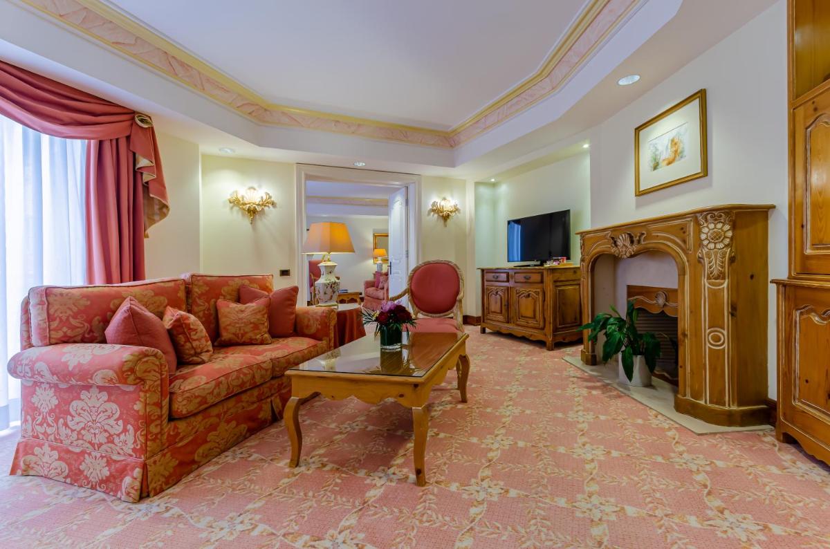 Uma televisão e/ou sistema de entretenimento em Olissippo Lapa Palace – The Leading Hotels of the World