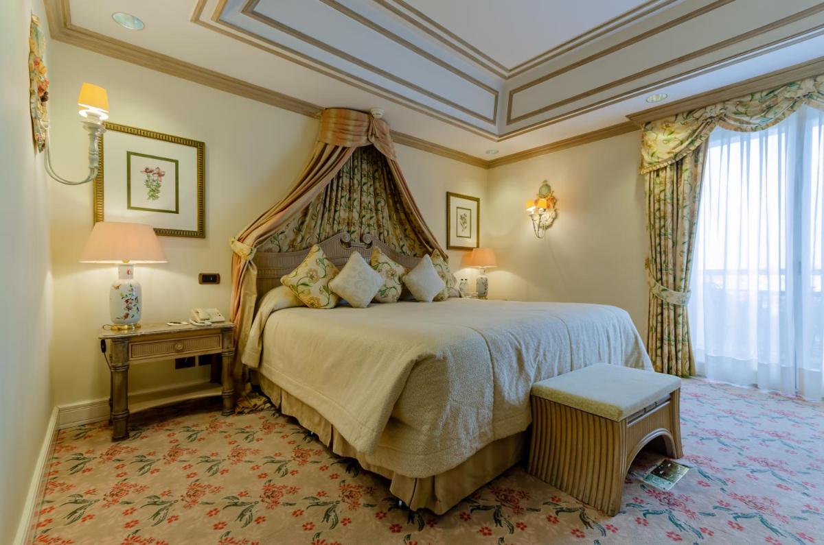 Uma cama ou camas num quarto em Olissippo Lapa Palace – The Leading Hotels of the World