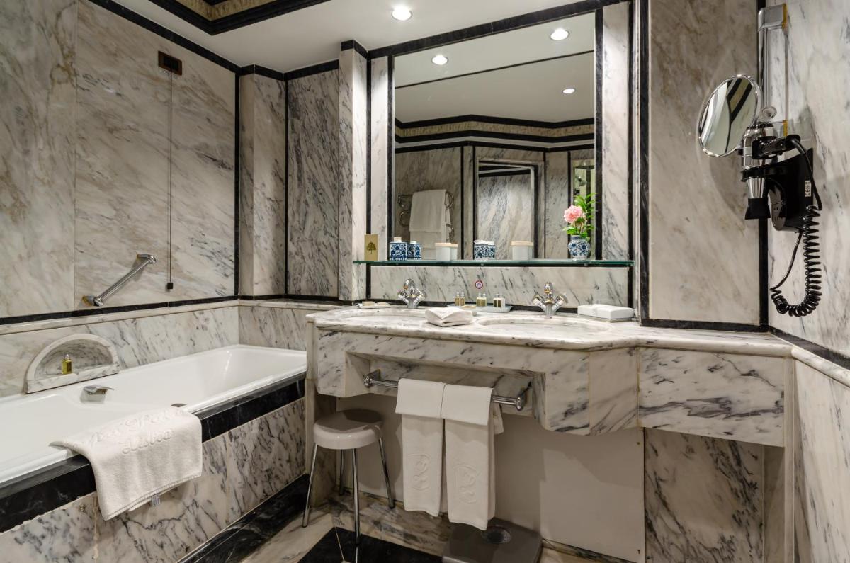Uma casa de banho em Olissippo Lapa Palace – The Leading Hotels of the World