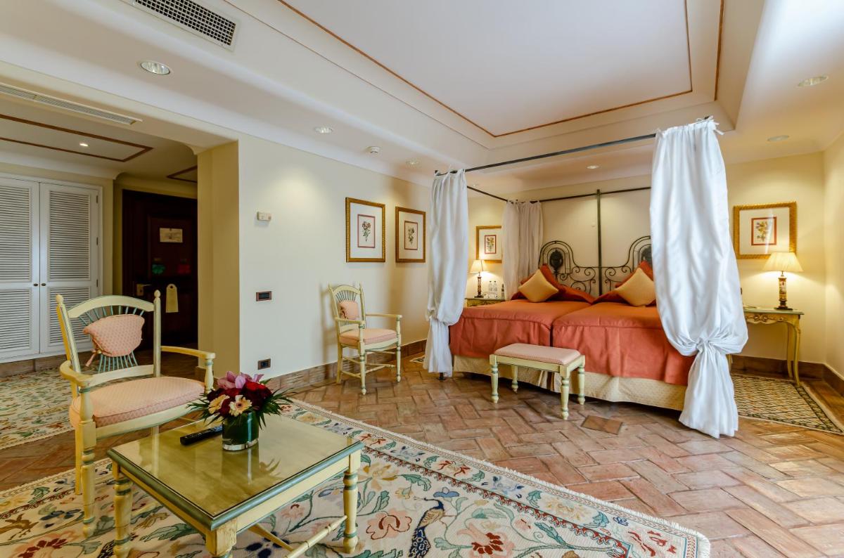Uma cama ou camas num quarto em Olissippo Lapa Palace – The Leading Hotels of the World