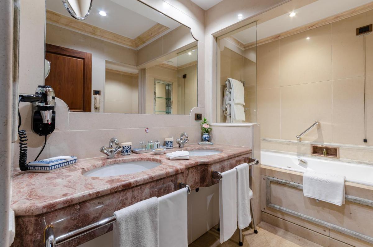 Uma casa de banho em Olissippo Lapa Palace – The Leading Hotels of the World