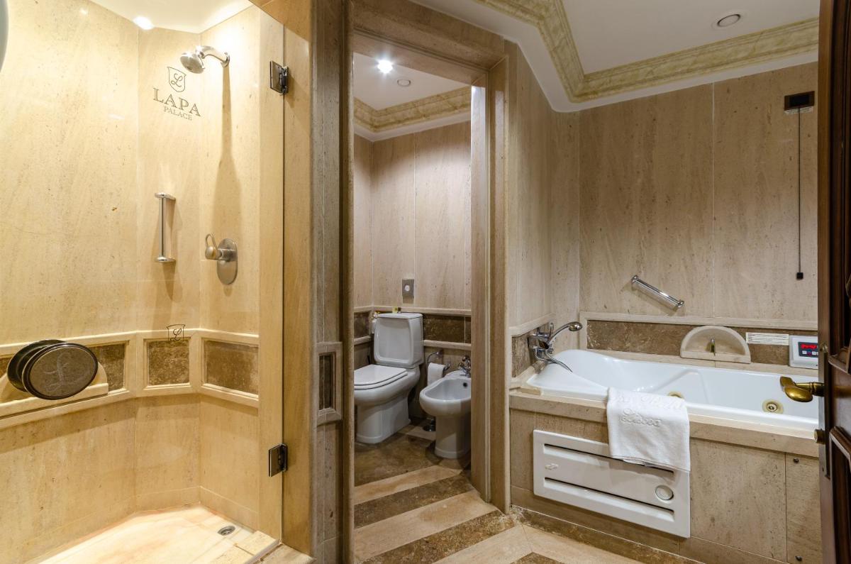 Uma casa de banho em Olissippo Lapa Palace – The Leading Hotels of the World