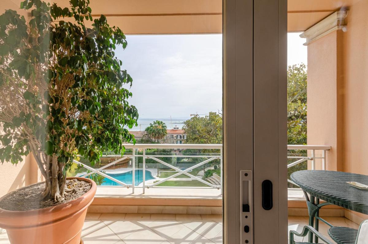 Uma varanda ou terraço em Olissippo Lapa Palace – The Leading Hotels of the World