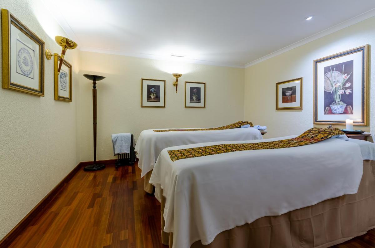 Uma cama ou camas num quarto em Olissippo Lapa Palace – The Leading Hotels of the World
