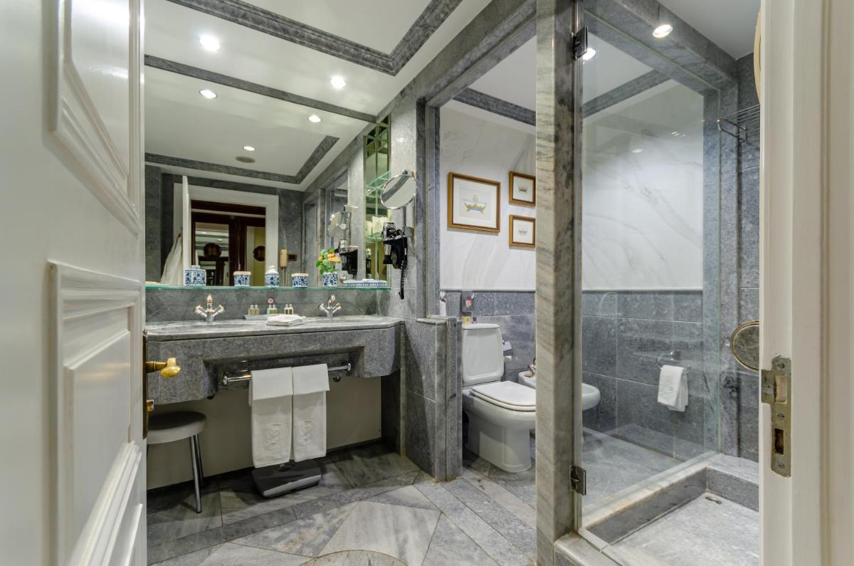 Uma casa de banho em Olissippo Lapa Palace – The Leading Hotels of the World