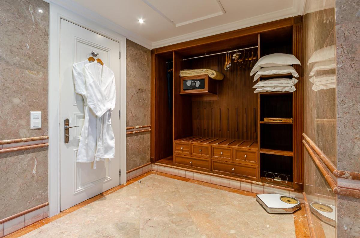 Uma casa de banho em Olissippo Lapa Palace – The Leading Hotels of the World