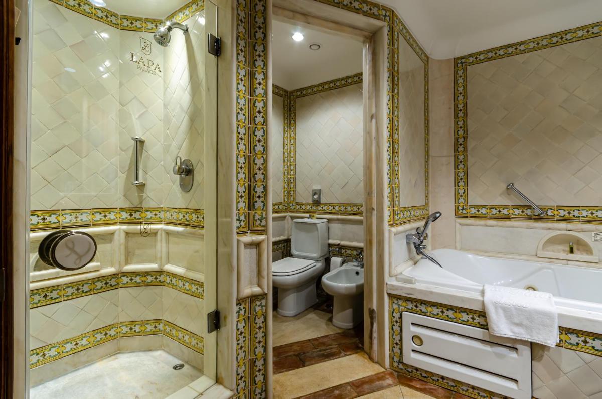Uma casa de banho em Olissippo Lapa Palace – The Leading Hotels of the World