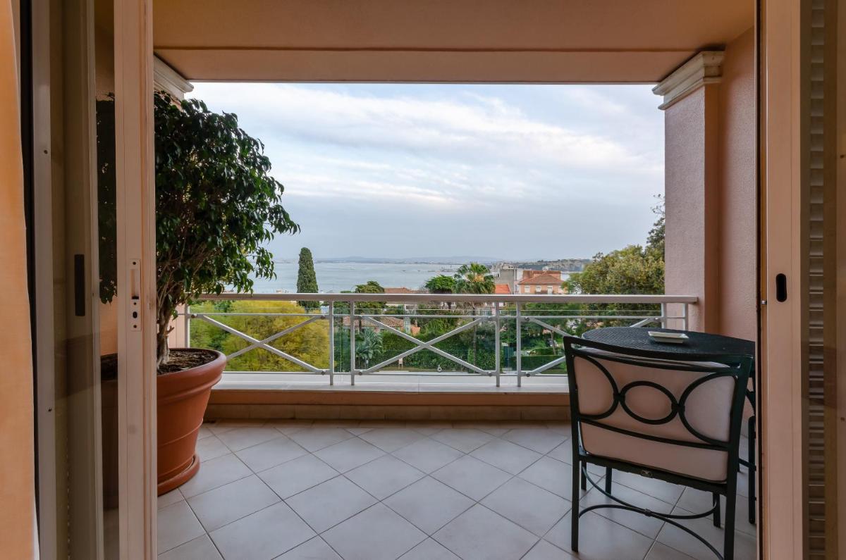 Uma varanda ou terraço em Olissippo Lapa Palace – The Leading Hotels of the World