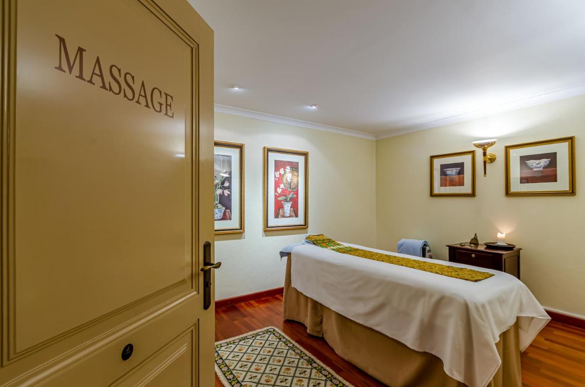 Uma cama ou camas num quarto em Olissippo Lapa Palace – The Leading Hotels of the World