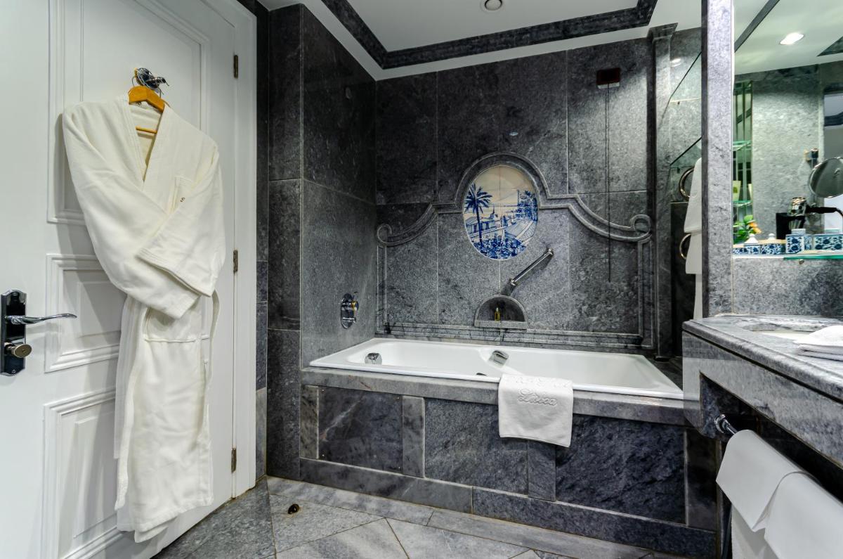Uma casa de banho em Olissippo Lapa Palace – The Leading Hotels of the World