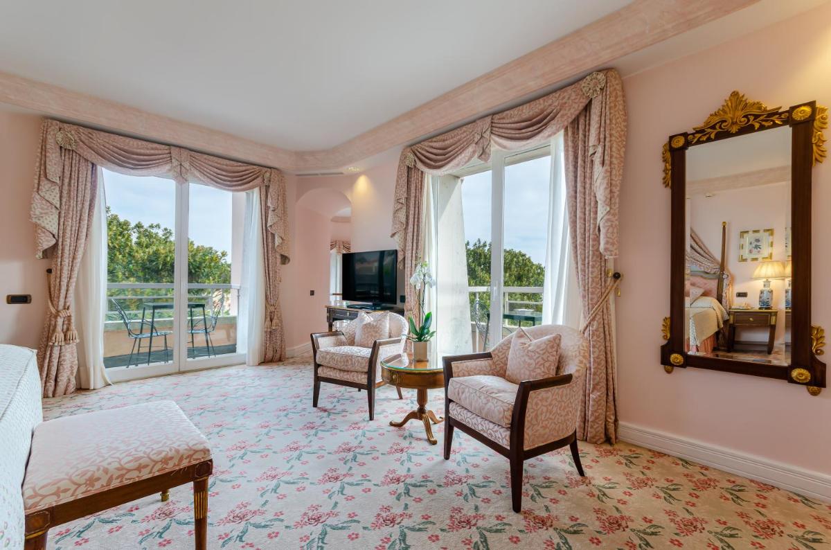 Uma televisão e/ou sistema de entretenimento em Olissippo Lapa Palace – The Leading Hotels of the World