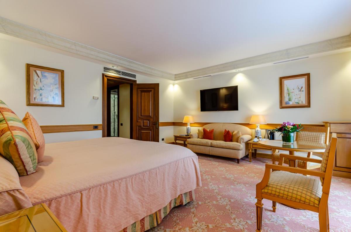 Uma cama ou camas num quarto em Olissippo Lapa Palace – The Leading Hotels of the World