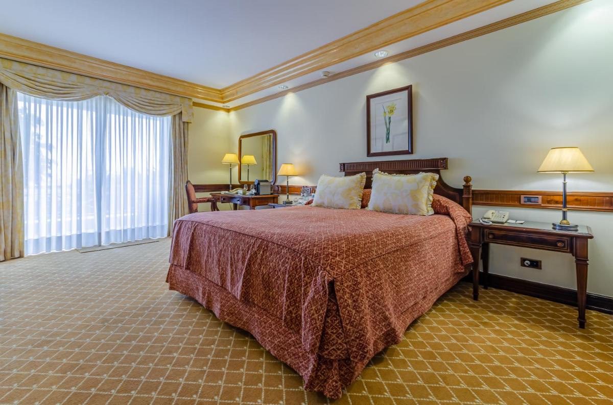 Uma cama ou camas num quarto em Olissippo Lapa Palace – The Leading Hotels of the World
