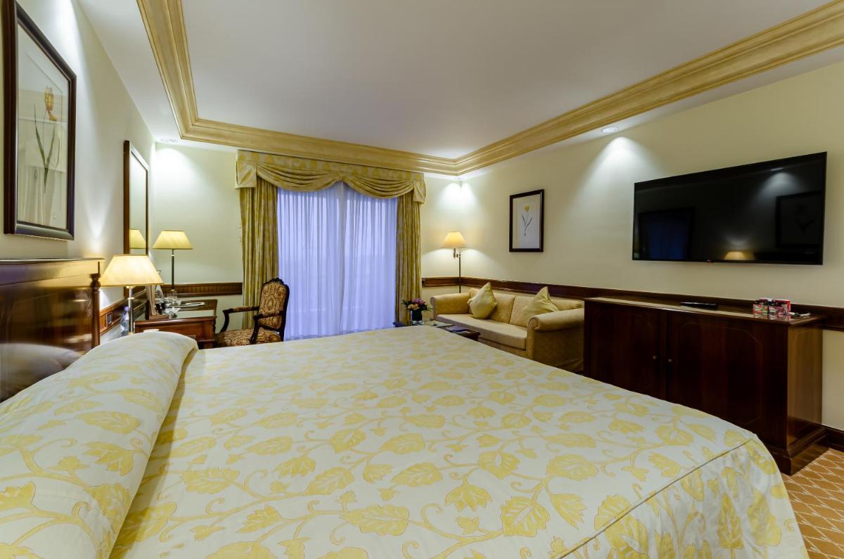 Uma televisão e/ou sistema de entretenimento em Olissippo Lapa Palace – The Leading Hotels of the World