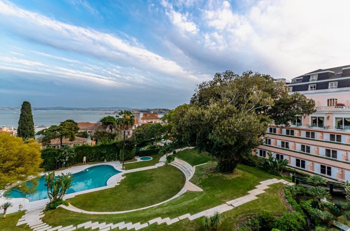 um apartamento com uma piscina e um edifício em Olissippo Lapa Palace – The Leading Hotels of the World em Lisboa