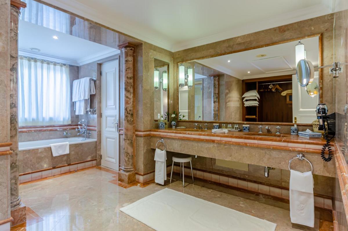Uma casa de banho em Olissippo Lapa Palace – The Leading Hotels of the World