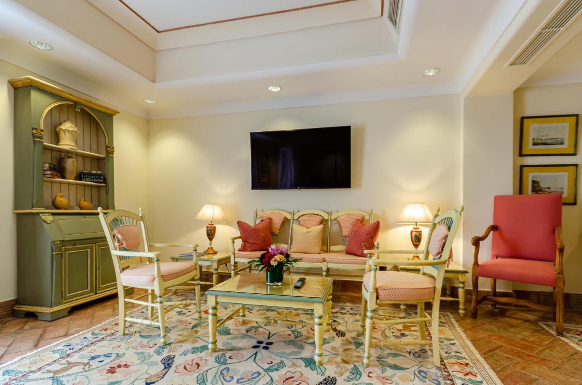 Uma televisão e/ou sistema de entretenimento em Olissippo Lapa Palace – The Leading Hotels of the World