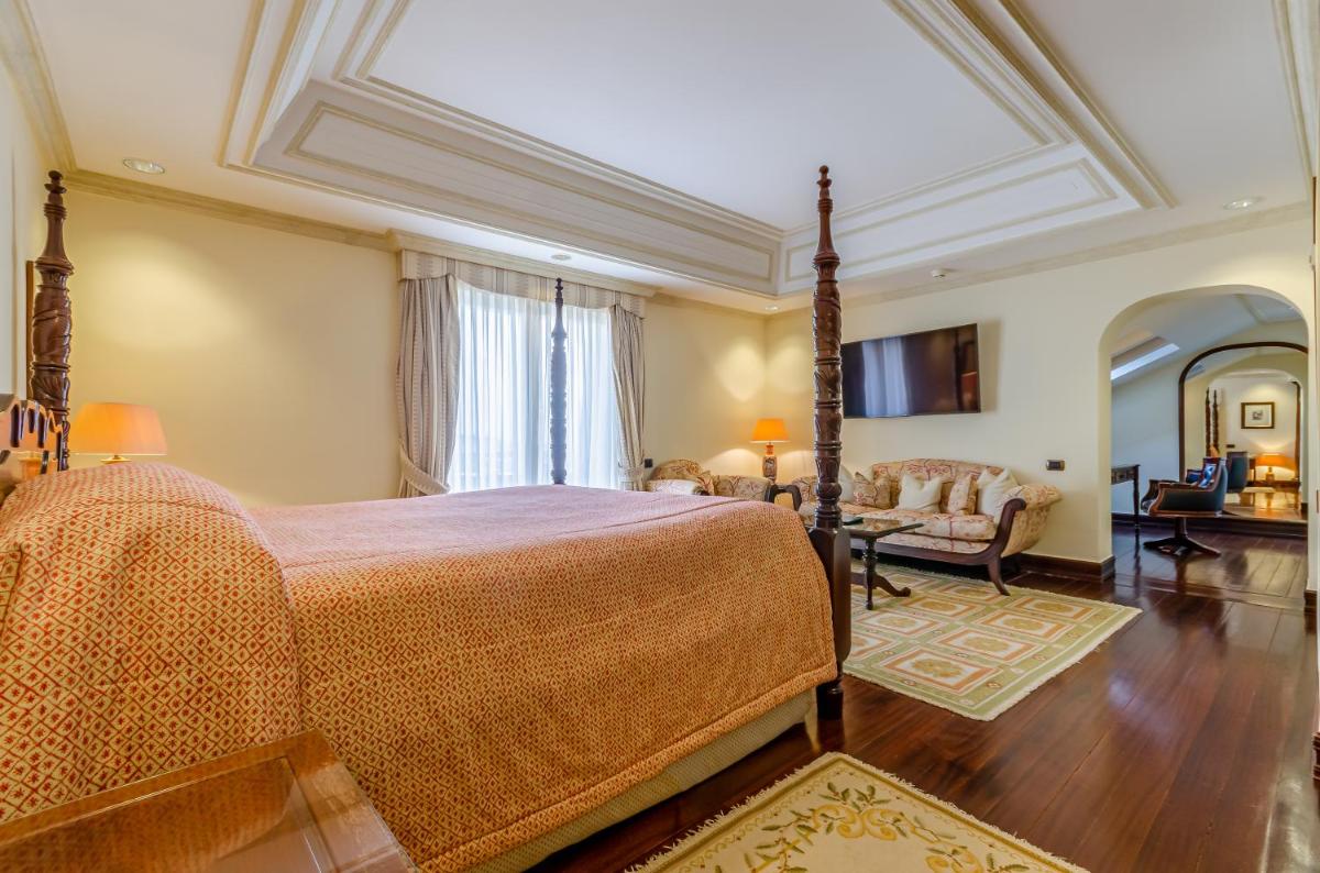 Uma cama ou camas num quarto em Olissippo Lapa Palace – The Leading Hotels of the World