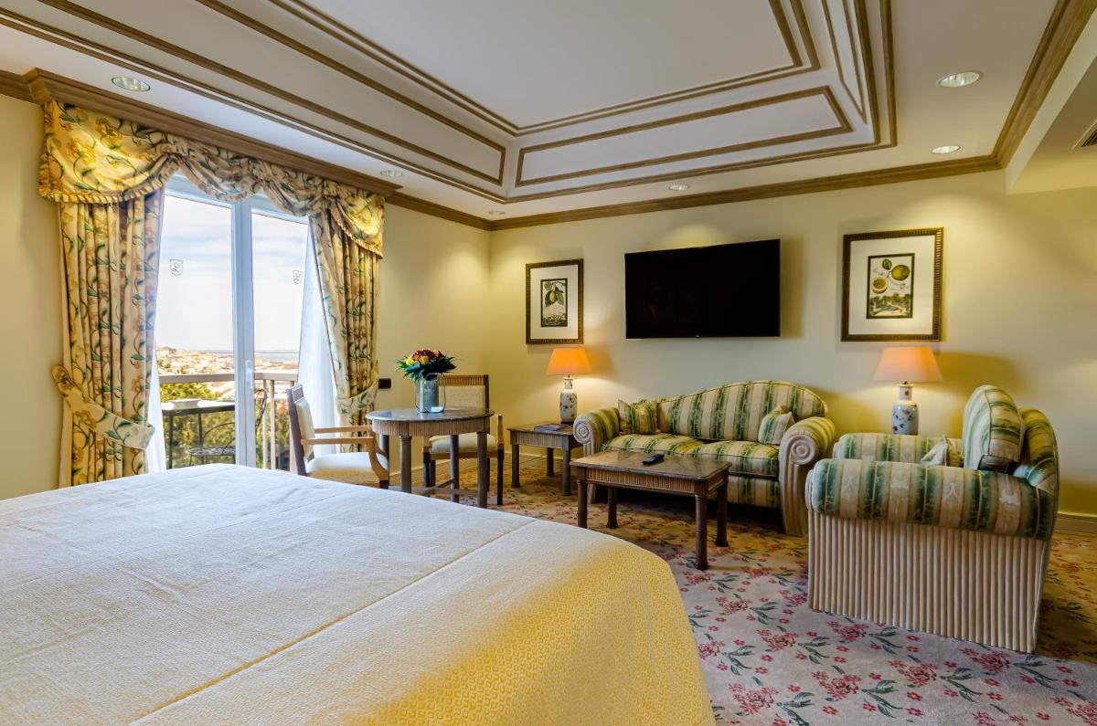 Uma televisão e/ou sistema de entretenimento em Olissippo Lapa Palace – The Leading Hotels of the World