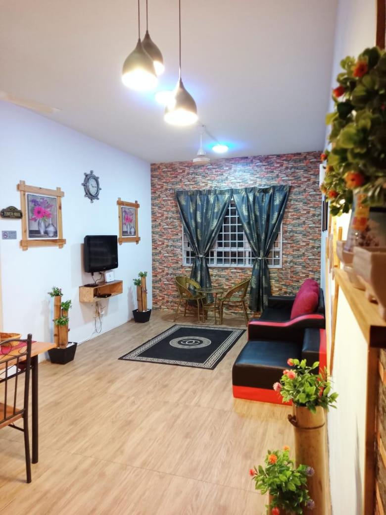 Homestay Camelia Kuala Terengganu Houses 3 Room 2 Bathroom - Near Batu Buruk Beach , Drawbridge, Pasar Payang, KTCC Mall &amp; Hospital HSNZ - Housity