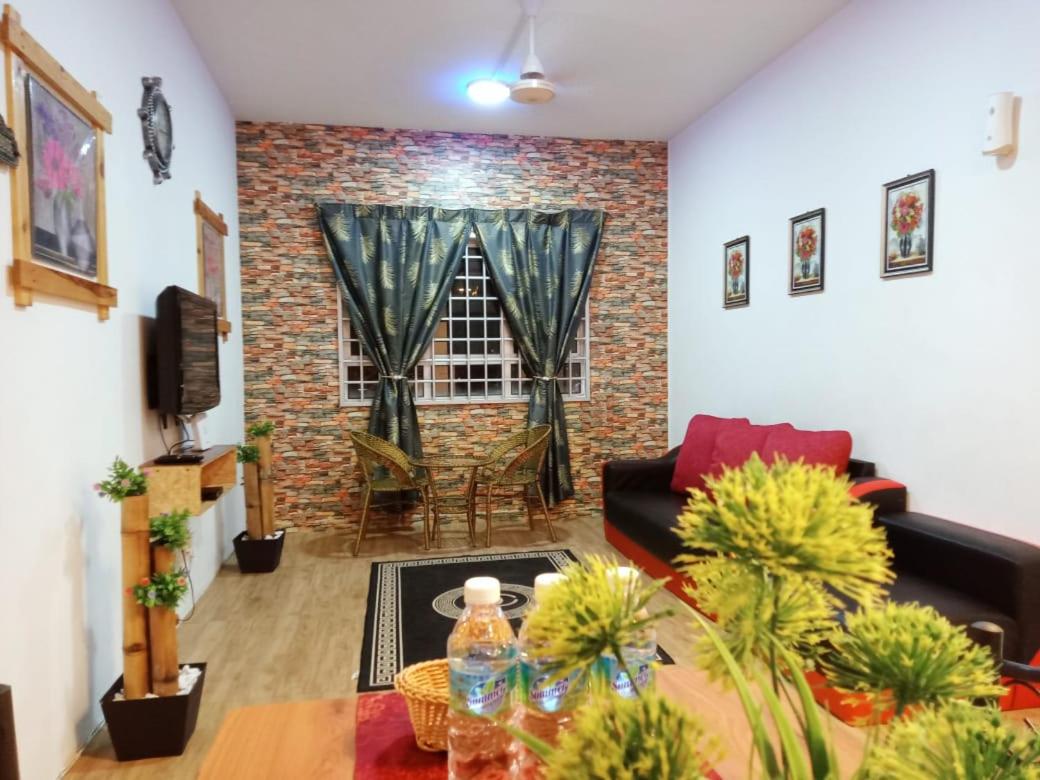 Homestay Camelia Kuala Terengganu Houses 3 Room 2 Bathroom - Near Batu Buruk Beach , Drawbridge, Pasar Payang, KTCC Mall & Hospital HSNZ - Housity