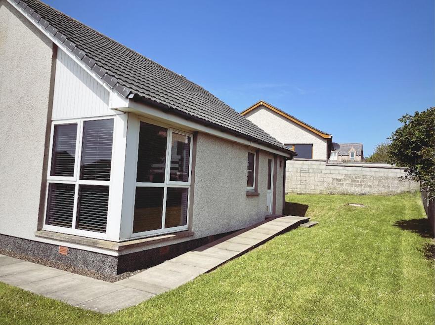 Malva - Modern 2 Bedroom Bungalow in Wick Sleeps 4 with private parking - NC500 Route - Housity
