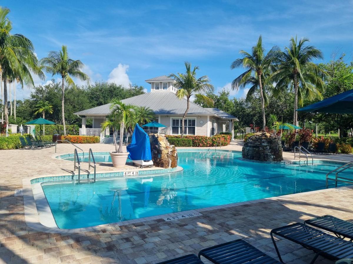 Stunning 2-Bedroom plus Den Condo in Greenlinks Resort - Housity