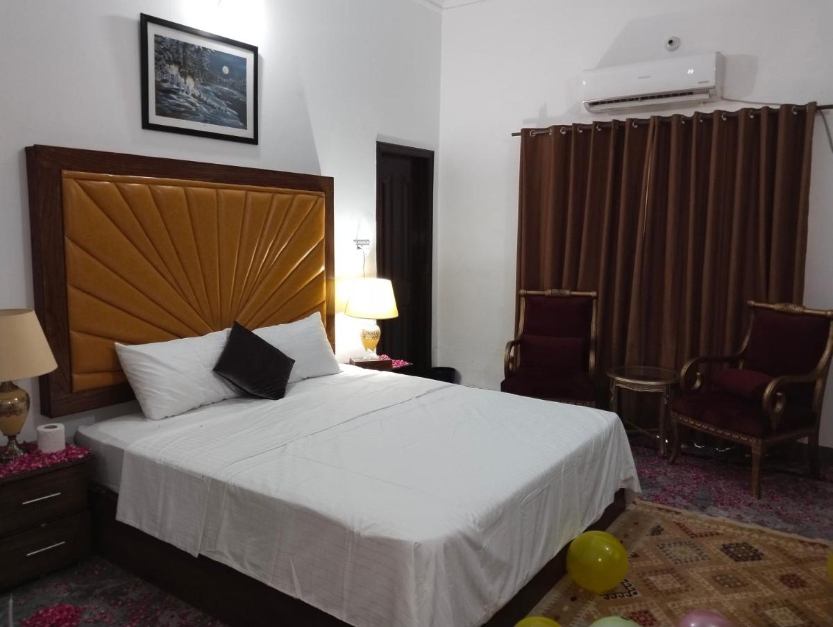 1 Kanal Entire House with 4 Bedrooms - Housity