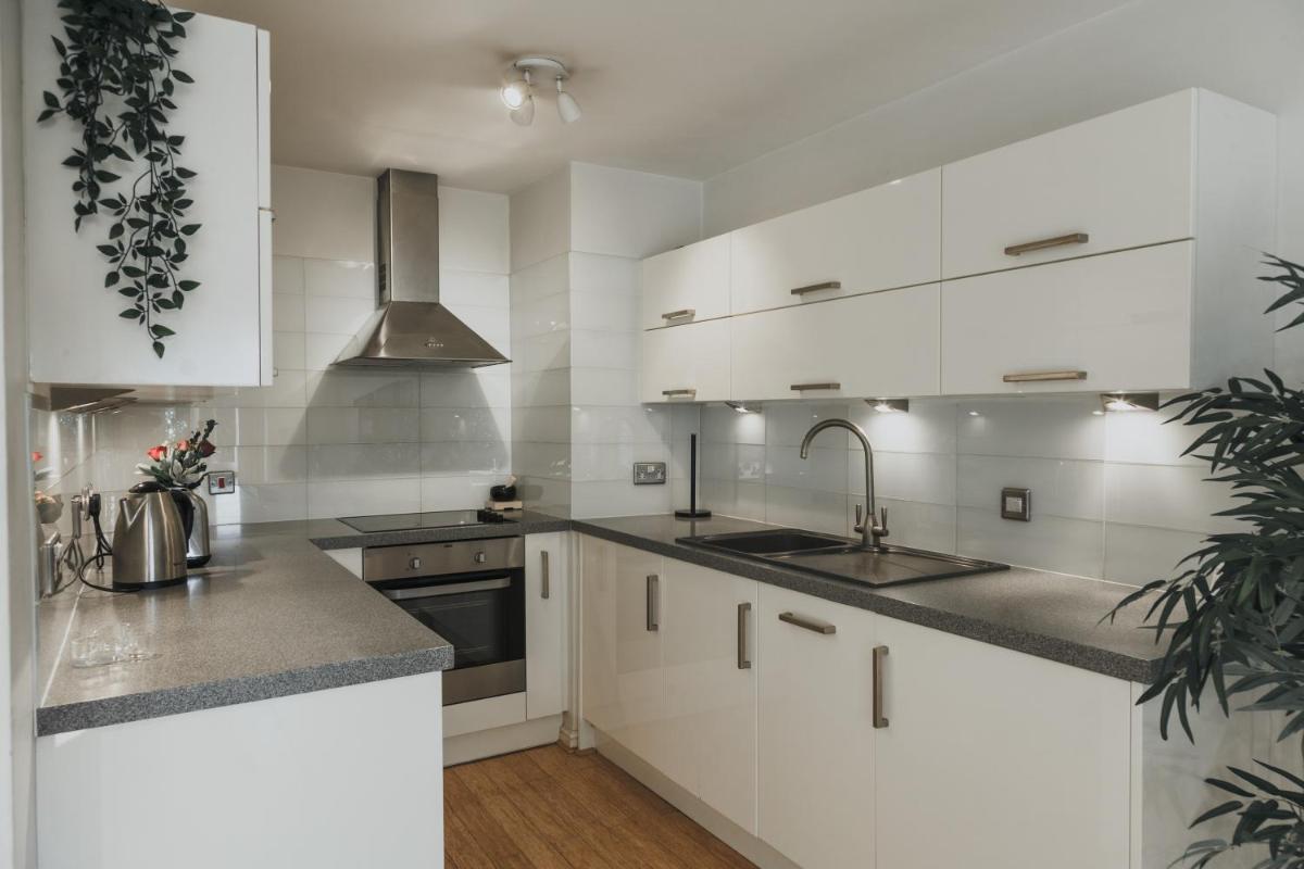 Stylish Central London Flat with Pool and Terrace - Housity