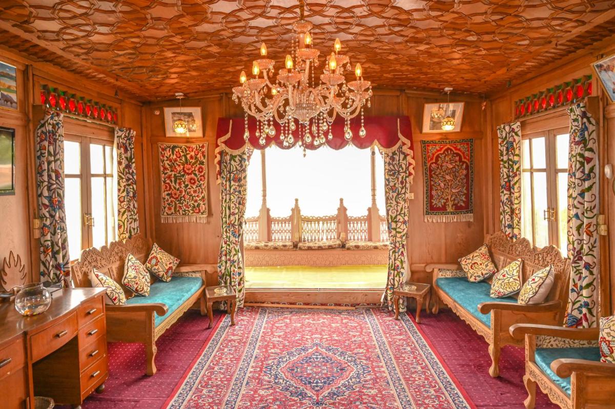 Suitetrails - Golden Flower Heritage Houseboat