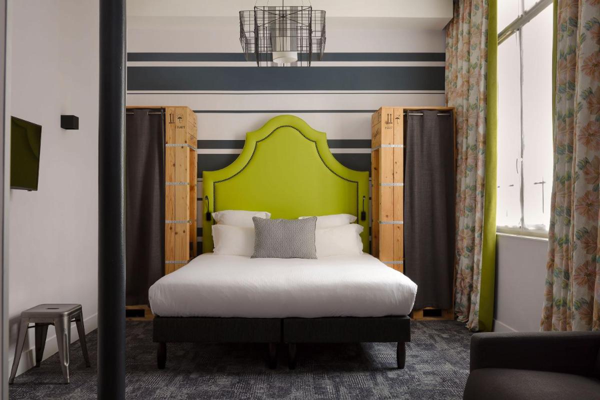 - un lit avec une tête de lit verte dans l'établissement Hôtel Fabric, à Paris