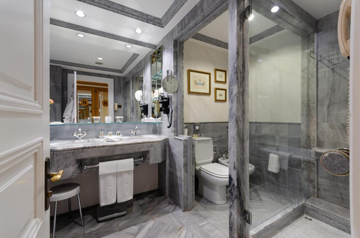 Uma casa de banho em Olissippo Lapa Palace – The Leading Hotels of the World