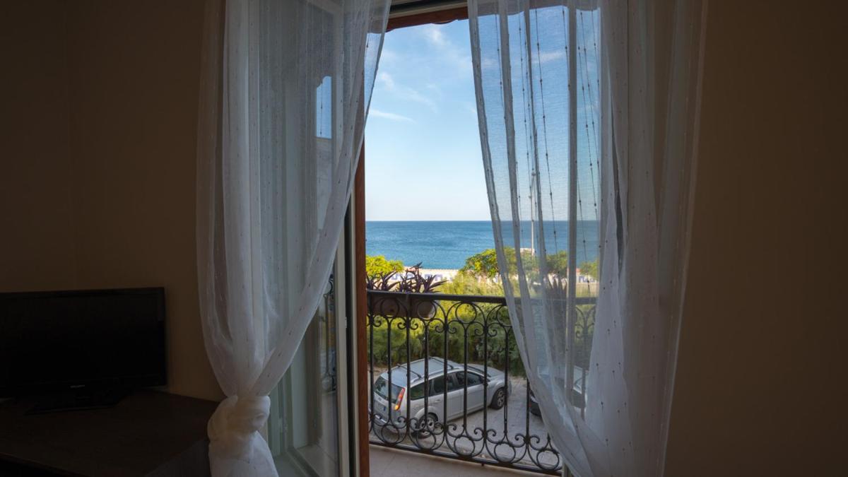 HICE ROOM Sul Lungomare Vista Mare - Housity