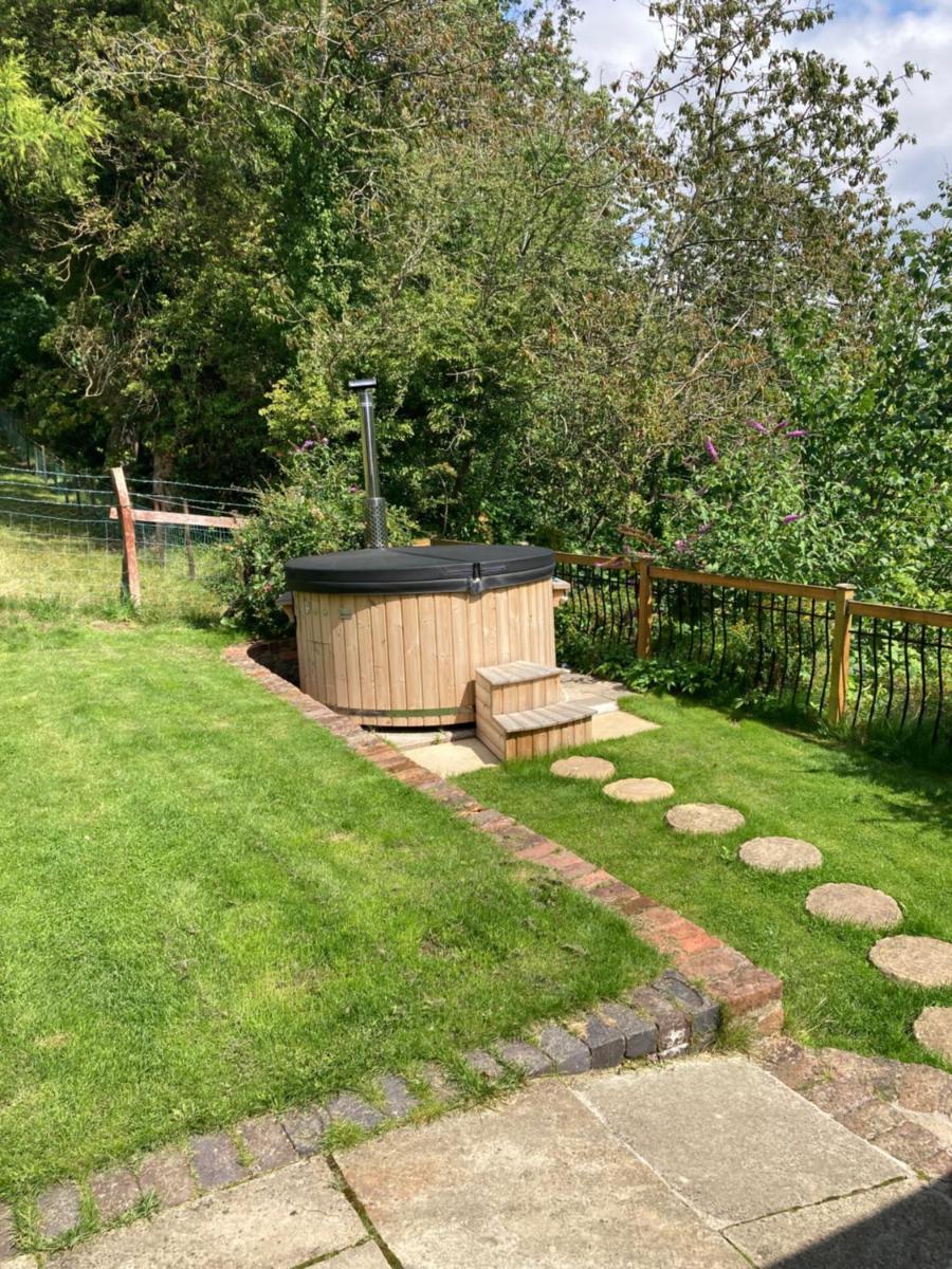 Riverside Cottage - Housity
