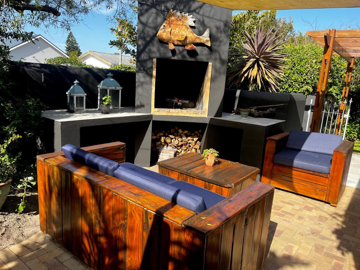 Modern Spacious Cottage with Hot Tub, Flora Studio - Housity