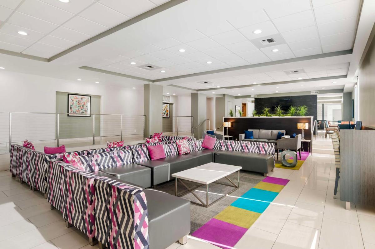 Best Western Plus Commerce Hotel - Housity