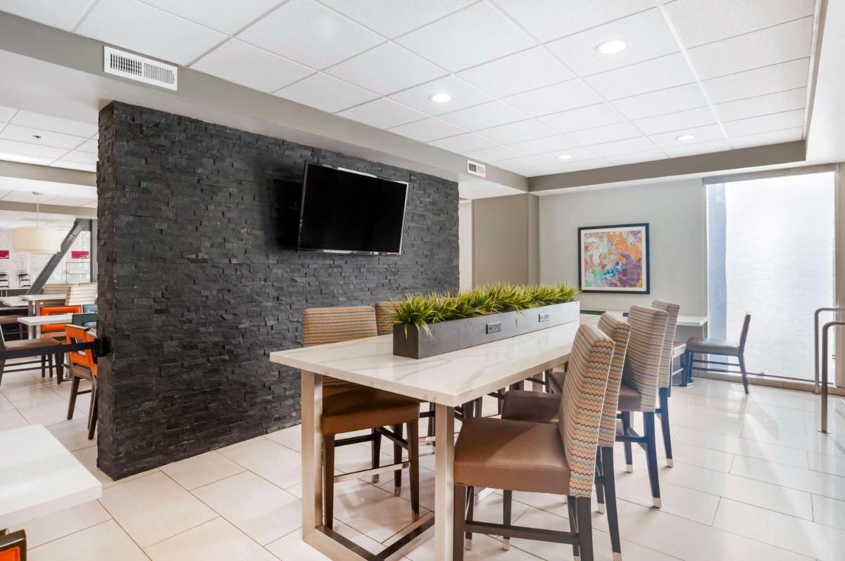 Best Western Plus Commerce Hotel - Housity