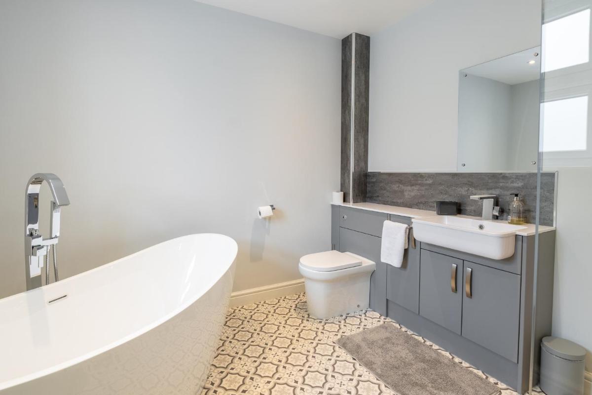 The Orchard - Spacious 5 Bed - Housity