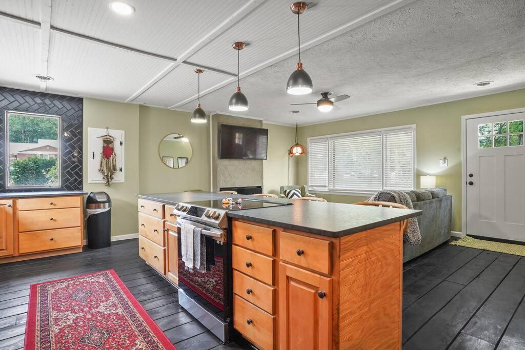 Your Perfect Updated Getaway In A Central Location - Housity