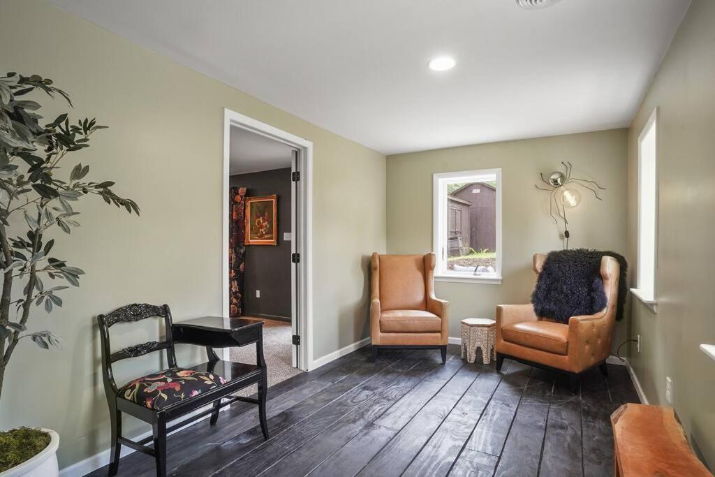 Your Perfect Updated Getaway In A Central Location - Housity