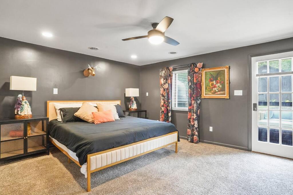Your Perfect Updated Getaway In A Central Location - Housity