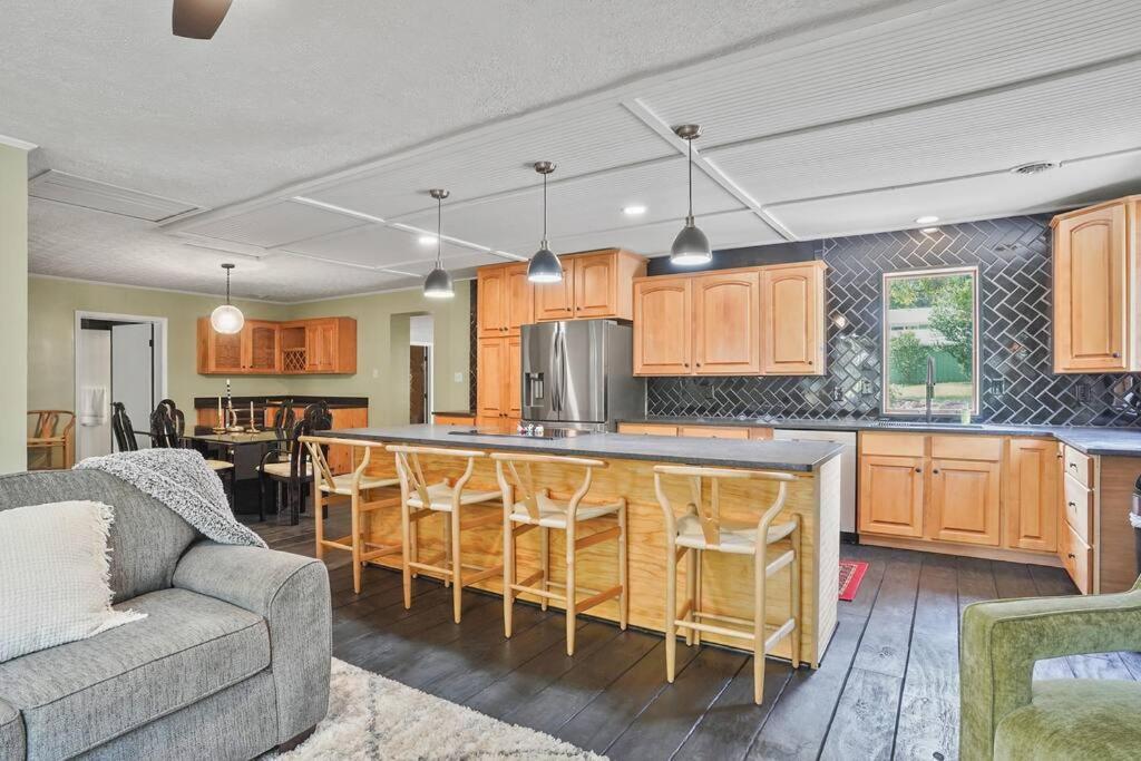 Your Perfect Updated Getaway In A Central Location - Housity